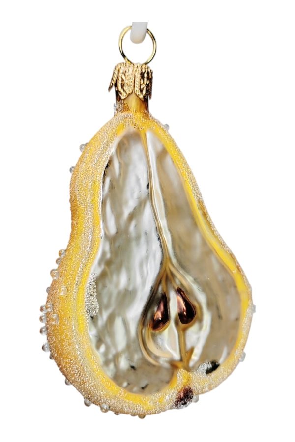 Груша. Половинка. Желтая в росе