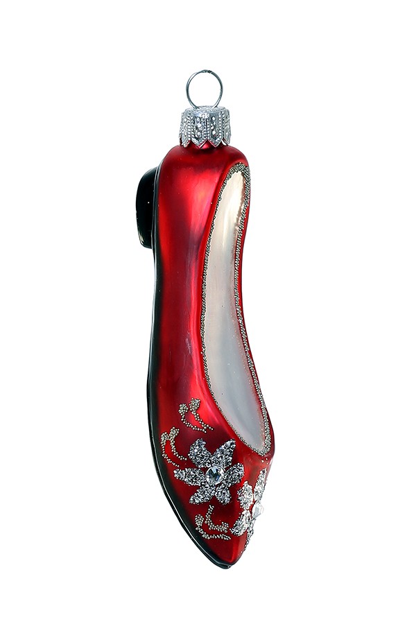 Елочная игрушка в виде красной туфельки с серебристыми украшениями.