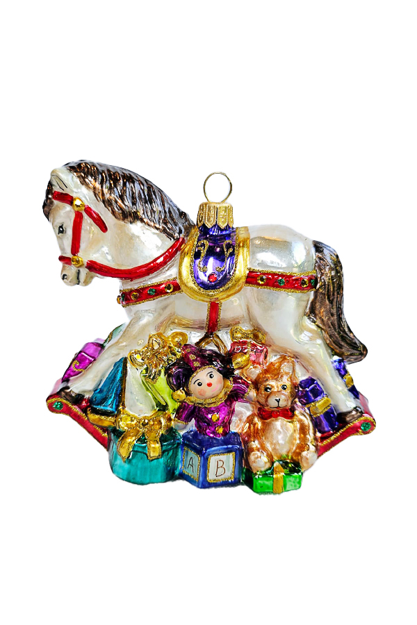 Ёлочная игрушка в виде лошади с подарками и игрушками.