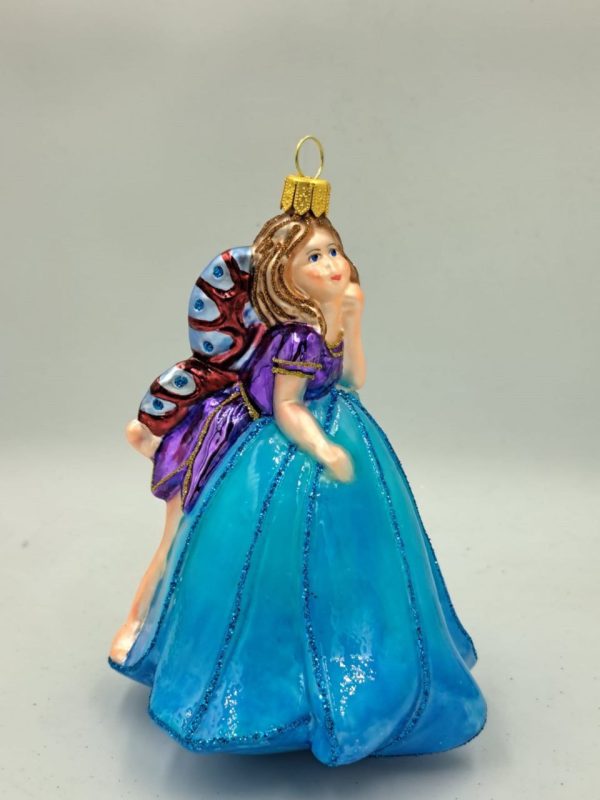 Рождественская елочная игрушка в виде феи с голубым платьем и крыльями бабочки.