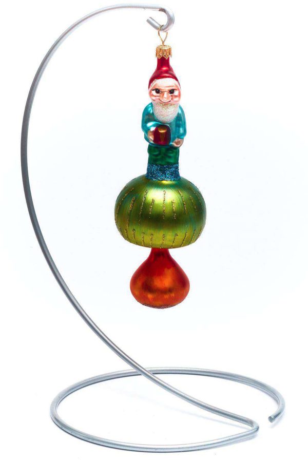Стеклянная ёлочная игрушка в виде гнома на фигурном подвесе.