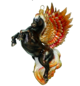 Фигурка крылатого коня с темно-коричневым телом и ярко-красными крыльями, подвешенная на петле.