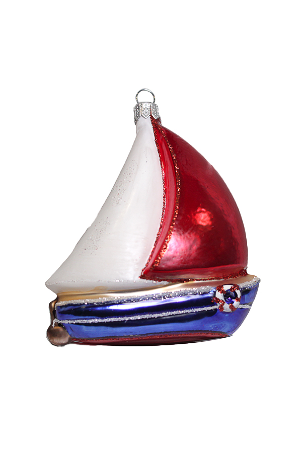 Ёлочная игрушка в форме парусника с красным и белым парусом, синей и белой лодкой и серебристой подвеской.