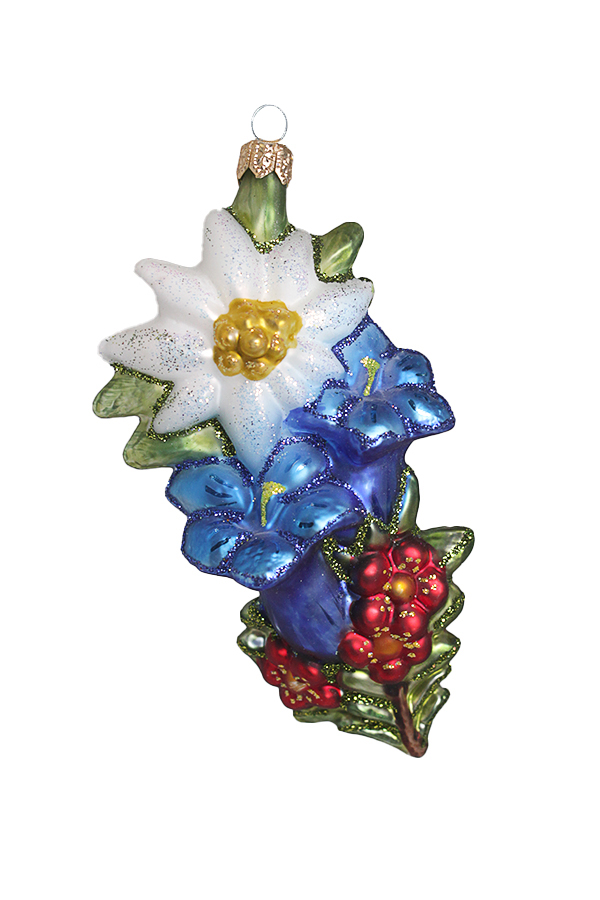 Ёлочная игрушка в виде цветочной композиции с белым цветком, синими и красными цветами, декорированная блёстками.