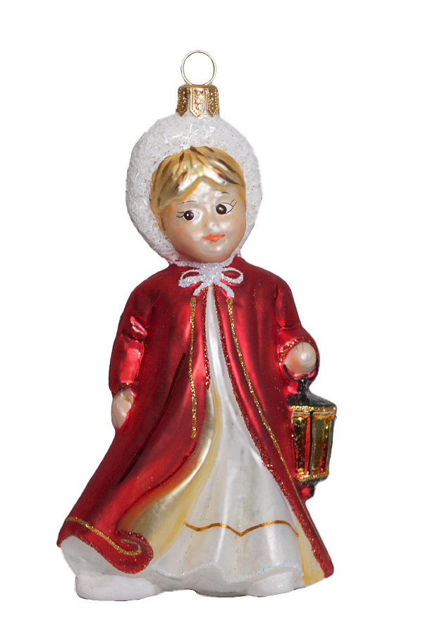 Ёлочная игрушка в виде мальчика с золотыми волосами, одетого в красное пальто и белое платье, держащего фонарь.