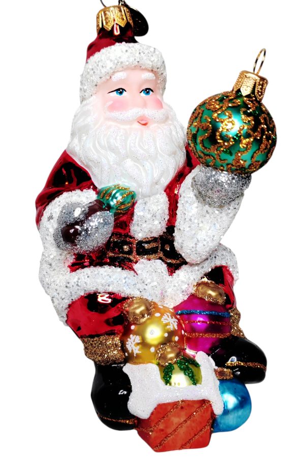 Дед Мороз с елочным шаром