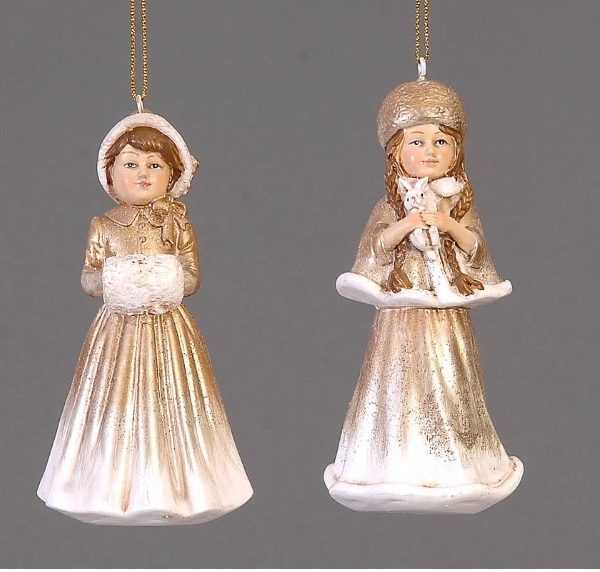 Пара девочек в шубках